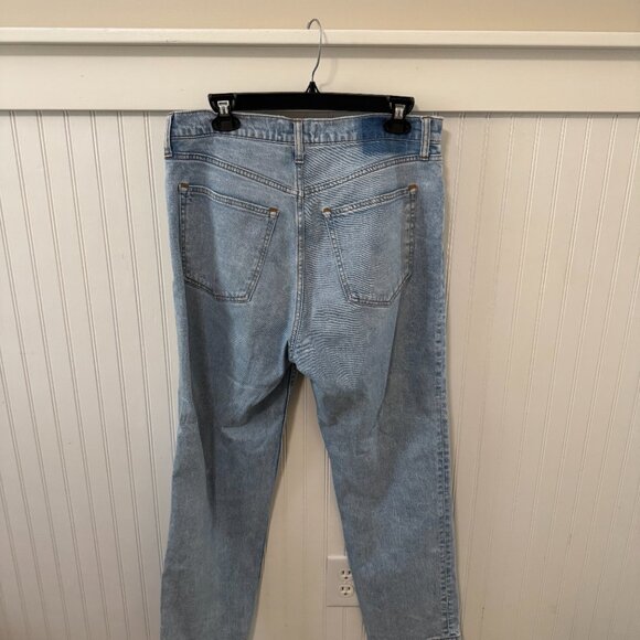 Abercrombie & Fitch Ultra High Rise Ankle Straight Jean (Light, Size 31 LONG) - Picture 4 of 4